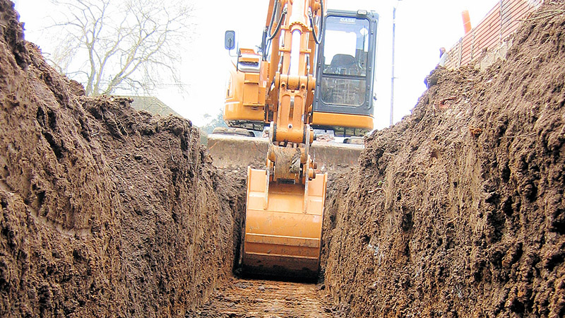 Dogan Tief- und Straßenbau Bagger gräbt einen Graben beim Erdbau